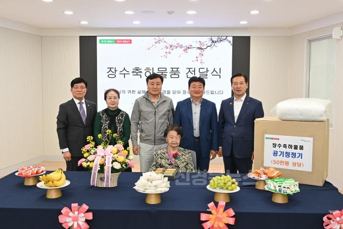 [크기변환]보도자료(250429(복지)대구 남구,100세 이상 어르신 장수축하물품 전달).jpg