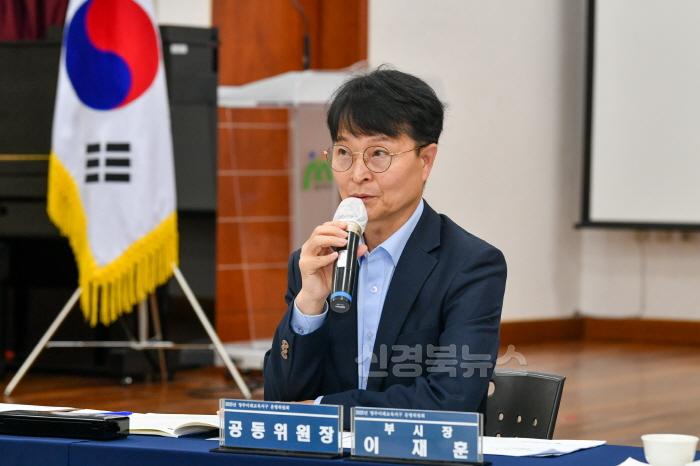 [크기변환]영주-3-3 이재훈 영주시장 권한대행이 영주교육발전에 관해 토의를 하고 있다.jpg
