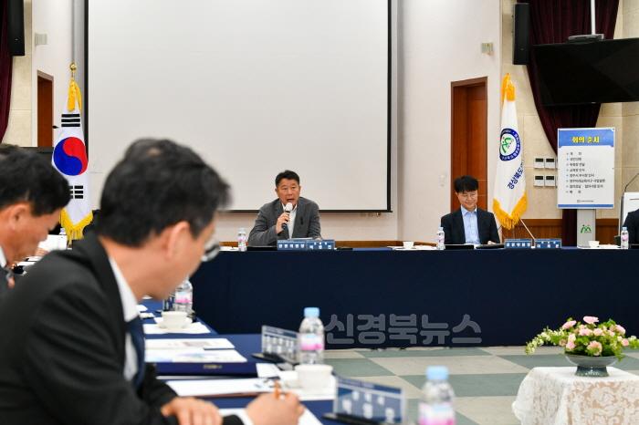 [크기변환]영주-3-4 박종진 영주교육장이 영주교육발전에 관해 토의를 하고 있다.jpg