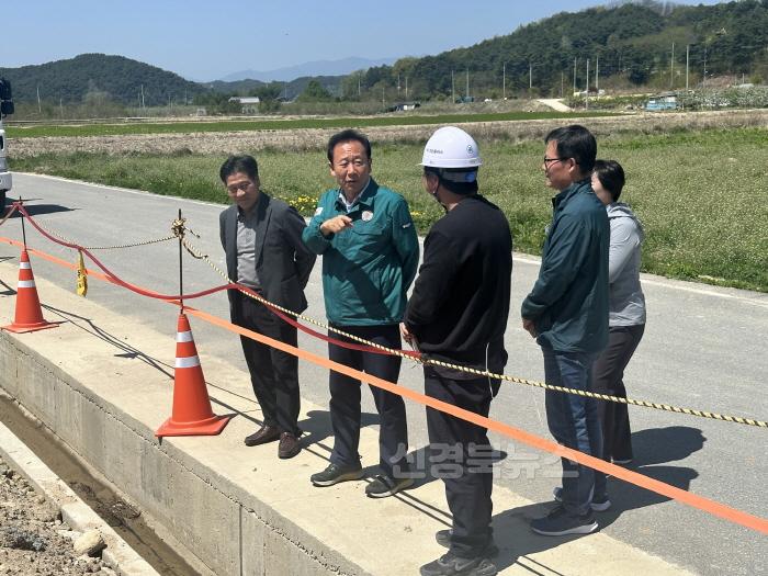 [크기변환]1. 박현국 봉화군수, 임대형 스마트팜단지 조성사업 현장 방문 (1).JPG
