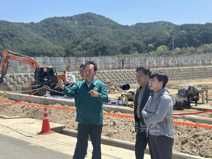 [크기변환]1. 박현국 봉화군수, 임대형 스마트팜단지 조성사업 현장 방문 (2).JPG