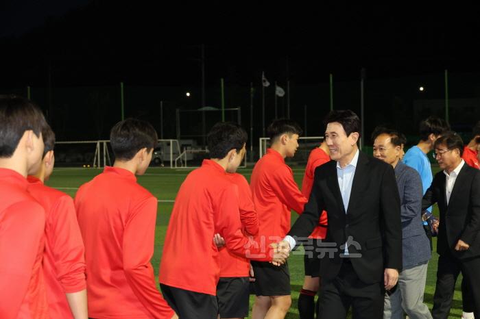 [크기변환]250430 이강덕 시장, 도민체전 앞둔 선수단 격려 … 포항의 저력 보여주자3.jpg