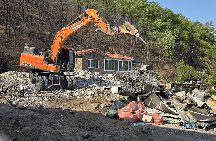[크기변환]0501 안동시, 산불피해 주택 철거에 박차 (1).jpg