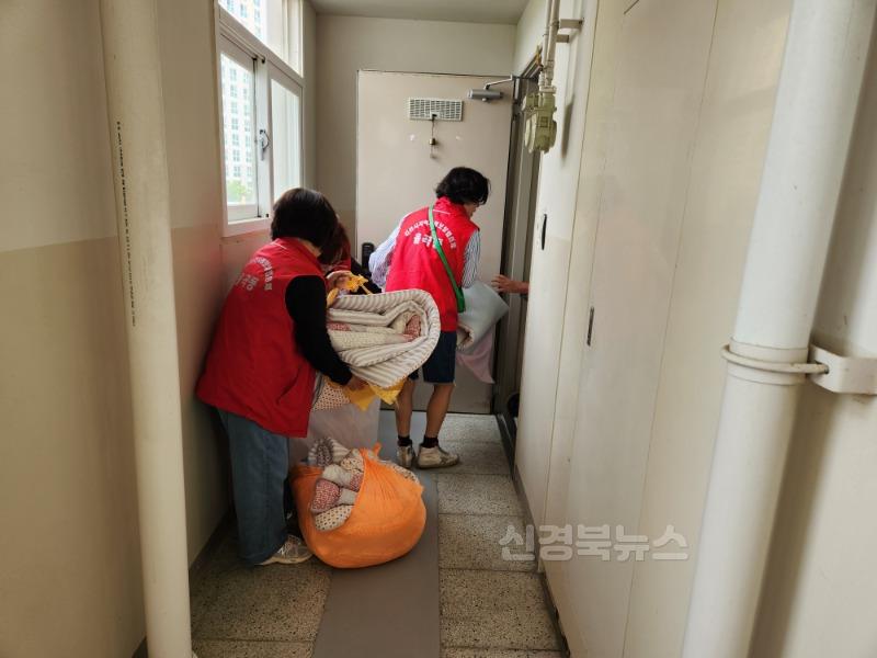 율곡동지역사회보장협의체  이웃에게 따뜻한 온기를 전하다.-율곡동(사진3).jpg