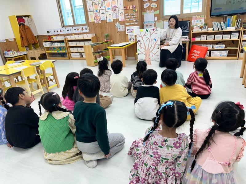 [시립중앙도서관]도서관 그림책 읽어주는 선생님 수업사진2.jpg