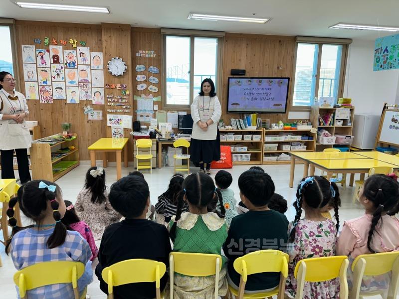 [시립중앙도서관]도서관 그림책 읽어주는 선생님 수업사진1.jpg