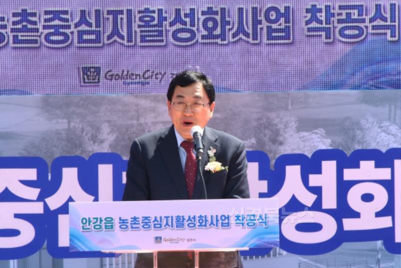 1-2. 주낙영 경주시장이 지난 2일 안강읍 농촌중심지활성화사업 착공식에 참석해 축사를 하고 있다.jpg