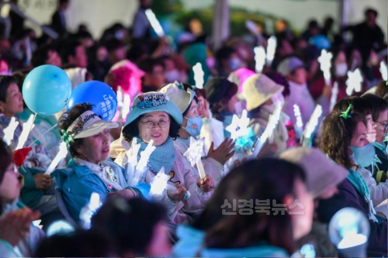 영주-1-14 축제장을 찾은 방문객들이 폐막공연을 즐기고 있다2.jpg