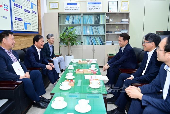 [크기변환]환경부 차관 김천환경사업소 방문-상하수도과(사진1).JPG