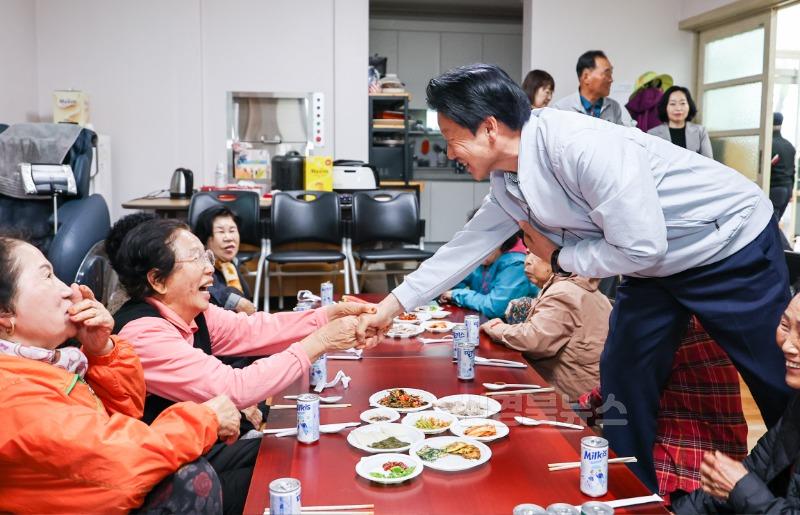 성주군사진(제53회 어버이날 맞이 경로행사 개최)-2.jpg