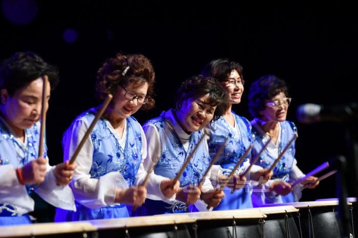 [크기변환]영주-1-4 2025년 제53회 어버이날 기념 ‘효사랑 큰잔치’가 문화예술회관에서 개최됐다(공연 모습).jpg
