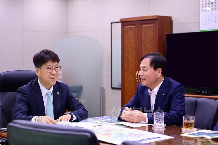 [크기변환]배낙호 김천시장, 송언석 국회의원 「국비확보 소통-One Team」 가동-기획예산실(사진2).jpeg