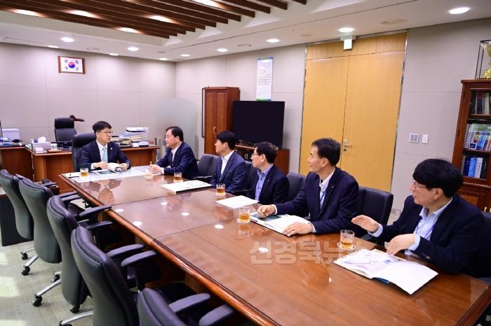 [크기변환]배낙호 김천시장, 송언석 국회의원 「국비확보 소통-One Team」 가동-기획예산실(사진3).jpeg