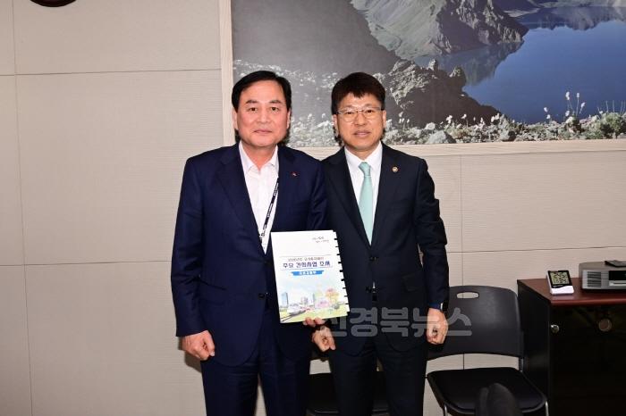 [크기변환]배낙호 김천시장, 송언석 국회의원 「국비확보 소통-One Team」 가동-기획예산실(사진4).jpeg