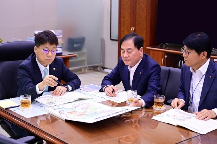 [크기변환]배낙호 김천시장, 송언석 국회의원 「국비확보 소통-One Team」 가동-기획예산실(사진1).jpeg