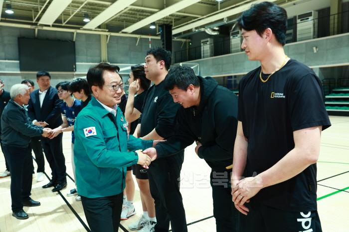 [크기변환]스포츠로 뭉친 울진  도전과 화합의 무대에 서다 (격려)3.JPG