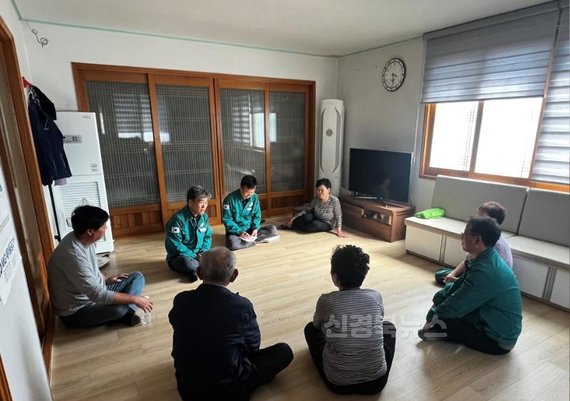 1-2_영덕군, 산불 피해 마을 찾아 ‘방문 설명회’ 열어.jpg
