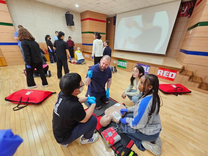 관련 사진2(국립경국대학교 평생교육원 안동영어마을·종합스포츠센터 AED 사용 실습).jpg