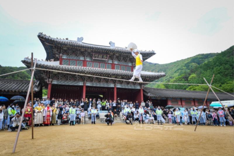 줄타기 공연.jpg