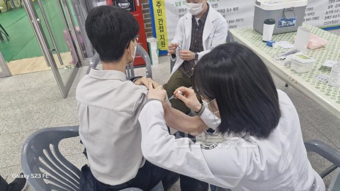 [크기변환]0511 안동시  산불피해 지역 주민 대상포진 무료 예방접종 실시 (2).jpg