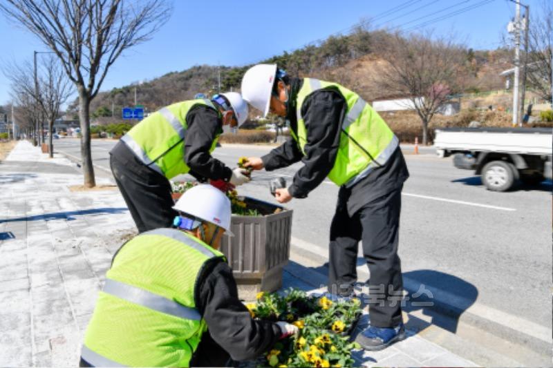 영주-3-1 영주시, 하반기 공공일자리사업 참여자 55명 모집(공공일자리사업 참여자들이 꽃길조성을 하고 있다).jpg
