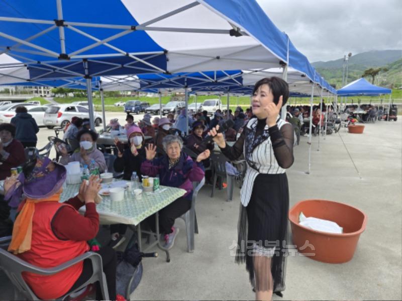 영주-5-2 영주시, 제53회 어버이날 기념 ‘효도공연’ 개최(축하공연 사진).jpg