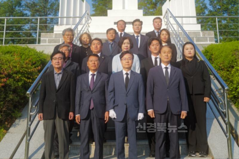12일 더불어민주당 안동·예천선거대책위원회는 충혼탑을 참배하며 공식 선거운동을 시작하고 있다..jpg