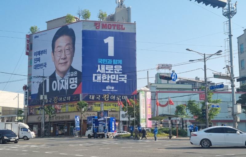 12일 선대위는 충혼탑 참배 후 안동 옥동사거리로 이동해 첫 거리유세에 나서고 있다..jpg