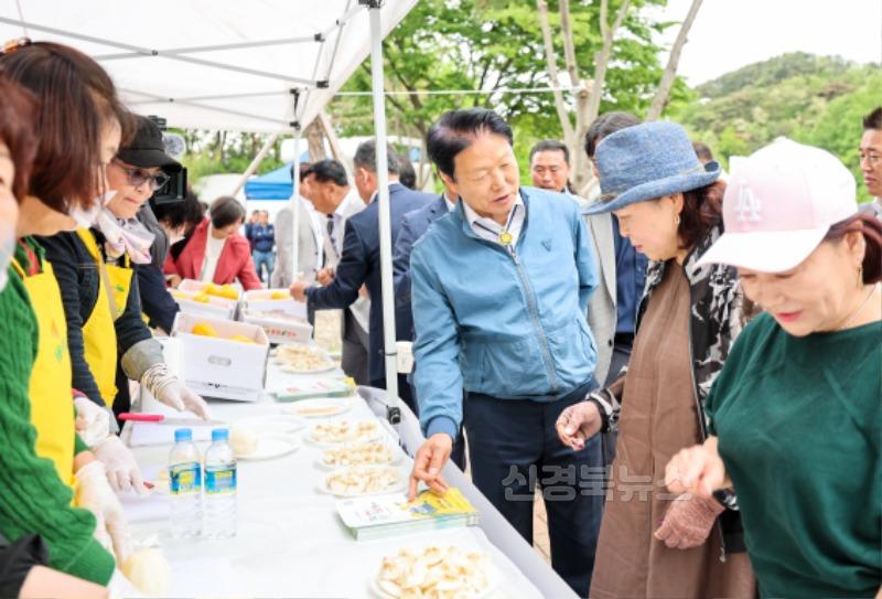 성주군사진(용암면 농업경영인  「명품 성주참외 무료시식회」성료)-2.jpg