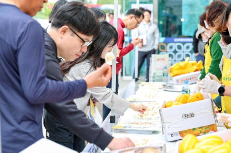 성주군사진(용암면 농업경영인  「명품 성주참외 무료시식회」성료)-3.jpg