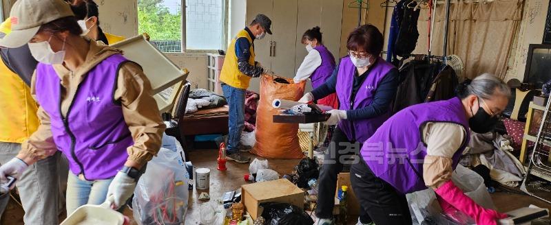 [경산시보도자료]이사모, 홀몸어르신 가구 집 청소2(청소활동사진).jpg