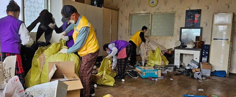 [경산시보도자료]이사모, 홀몸어르신 가구 집 청소3(청소활동사진).jpg