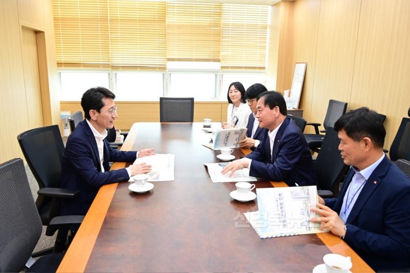 배낙호 김천시장과 송언석 국회의원, 인적네트워크 활용 정부예산 확보 ‘전력투구’-기획예산실(사진2).jpg