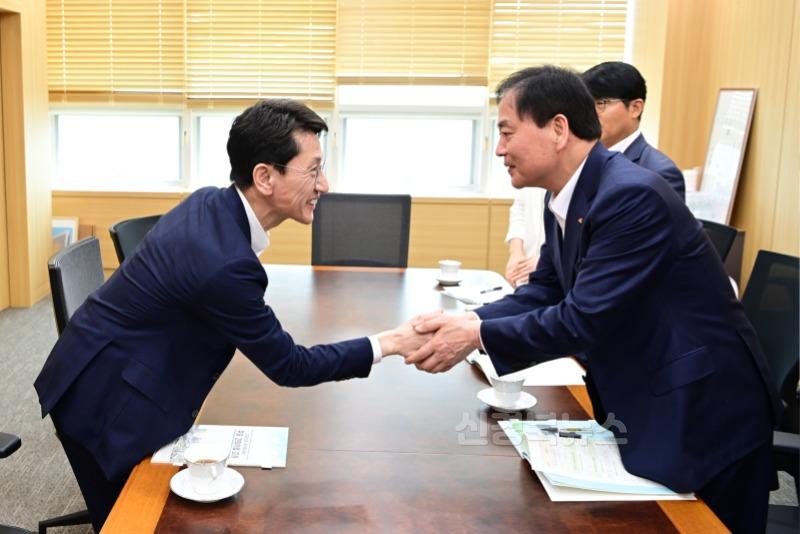 배낙호 김천시장과 송언석 국회의원, 인적네트워크 활용 정부예산 확보 ‘전력투구’-기획예산실(사진6).jpg