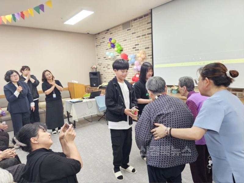 250512보도자료(청송군 청소년방과후아카데미, 가정의 달 재능기부 활동) (1).jpg
