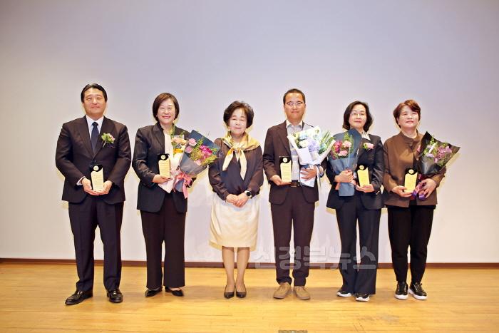 [크기변환]2_올해의_박물관_미술관상_수상자들_기념촬영.jpg