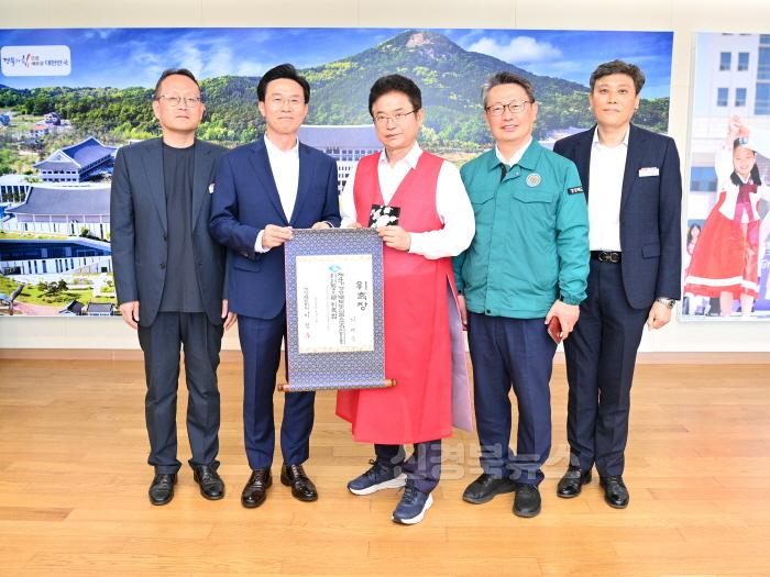 [크기변환]1.위촉장_수여(이재욱_경북농식품유통특별위원장)_2.JPG