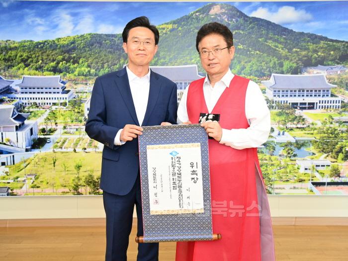 [크기변환]1.위촉장_수여(이재욱_경북농식품유통특별위원장)_1.JPG