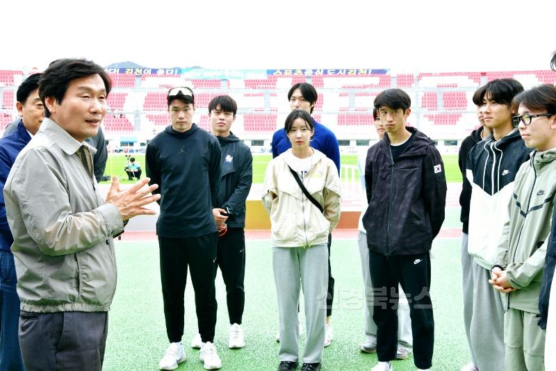 [경산시보도자료]경산시, 경북도민체전 대단원의 막을 내리다(격려) (2).jpg