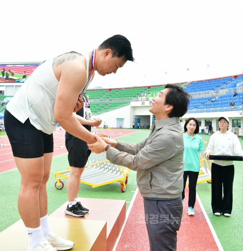[경산시보도자료]경산시, 경북도민체전 대단원의 막을 내리다(우승메달 전수, 원반던지기 김일현 선수).jpg