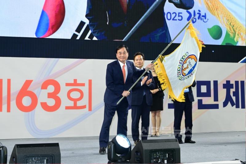 김천에서 빛난 도민 화합, 「제63회 경북도민체육대회」 성황리 폐막-스포츠산업과(사진5_배낙호김천시장).JPG