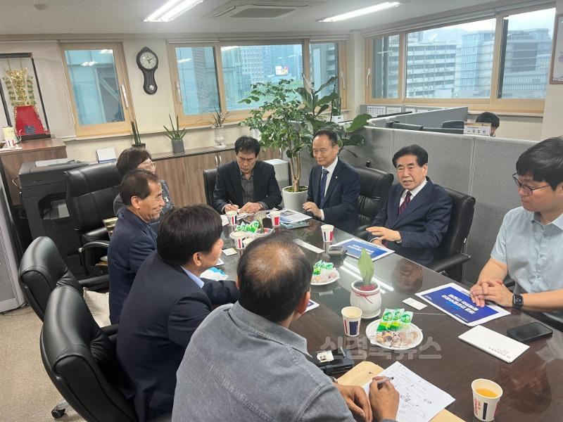 1. 북경주행정복지센터와 재경 안강향우회가 간담회를 진행하고 있다.jpg