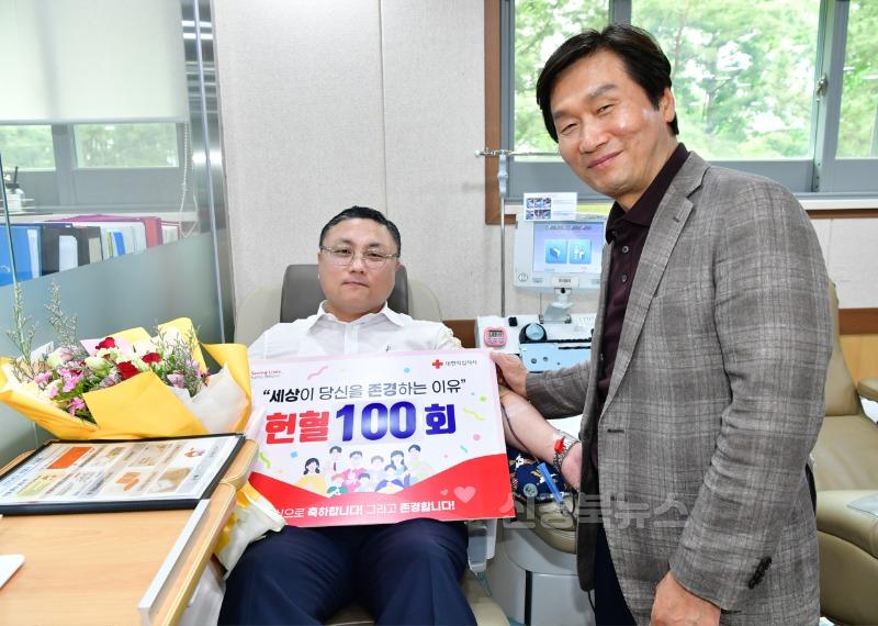 [경산시보도자료]김도연 민주평통 경북청년위원장, 「헌혈 유공 명예장」 수상 (2).JPG