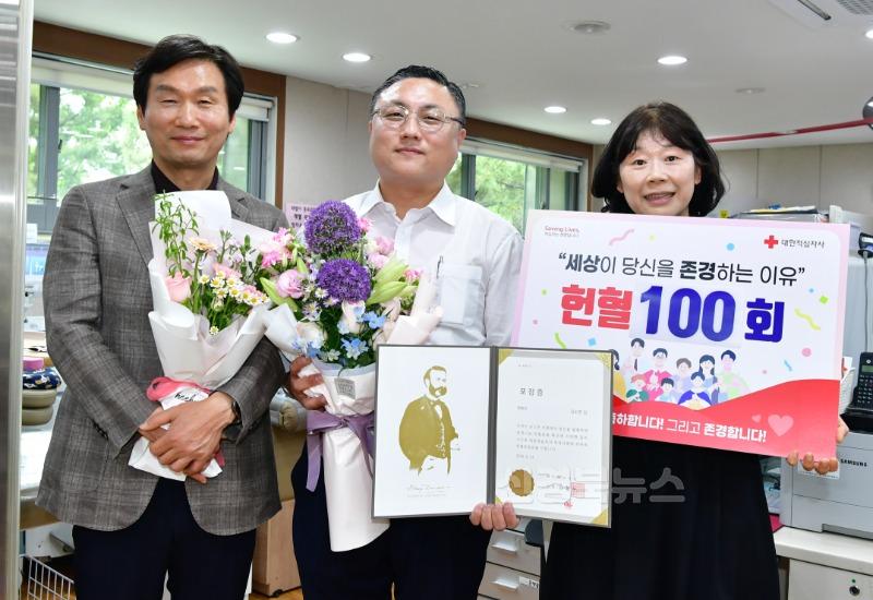[경산시보도자료]김도연 민주평통 경북청년위원장, 「헌혈 유공 명예장」 수상.JPG