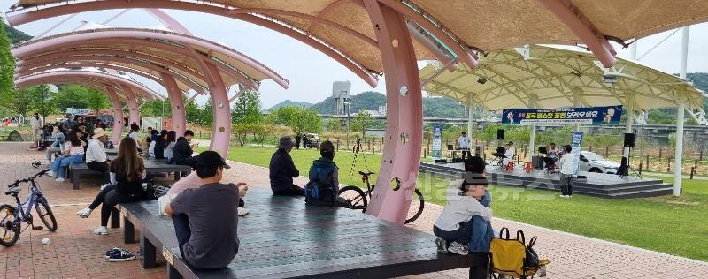 칠곡버스킹친구들 공연.JPG