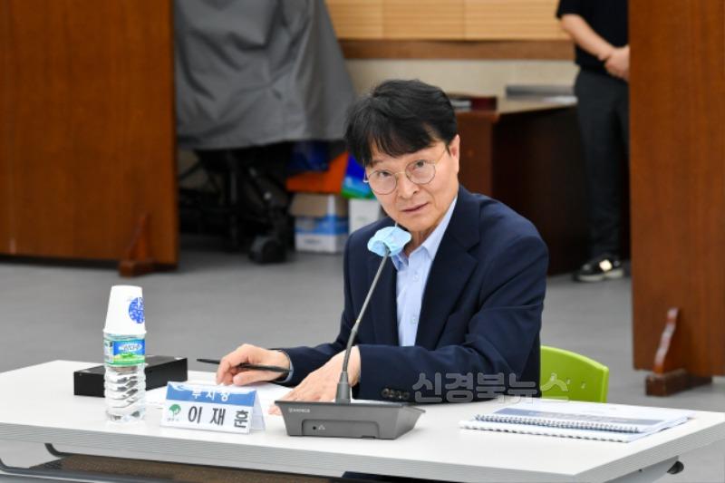 영주-1-2 이재훈 영주시장 권한대행이 사업추진방향을 논의하고 있다.jpg