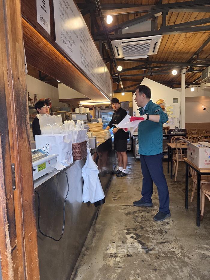 [크기변환][붙임]_홍석희_수질개선과장_빗물받이_제거_홍보_모습.jpg