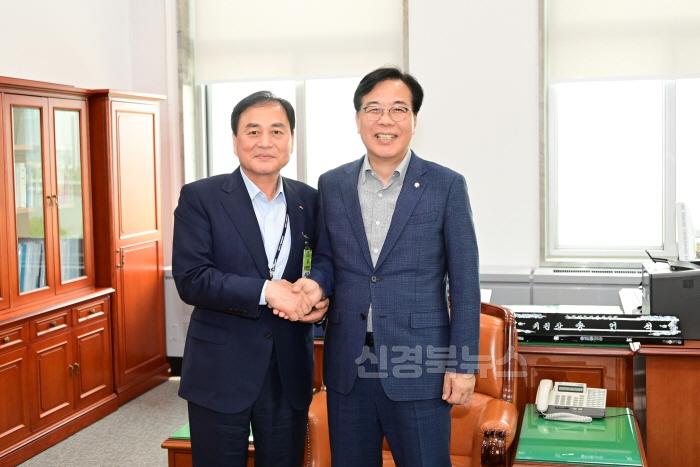 [크기변환]배낙호 김천시장과 송언석 국회의원  김천혁신도시 활성화 위해 '의기투합'-미래혁신전략과(사진5_배낙호김천시장 송언석국회의원).jpg