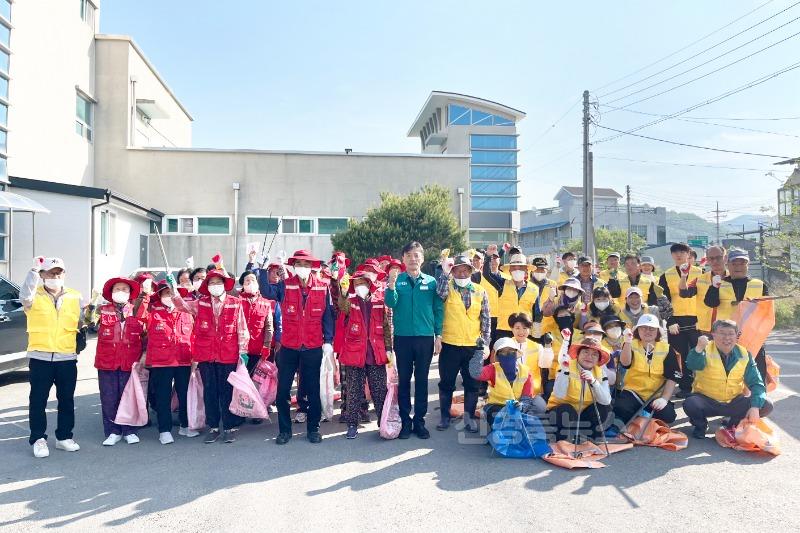 250515보도자료(도평1리 주민들, 하천변 환경정화에 앞장서).jpg