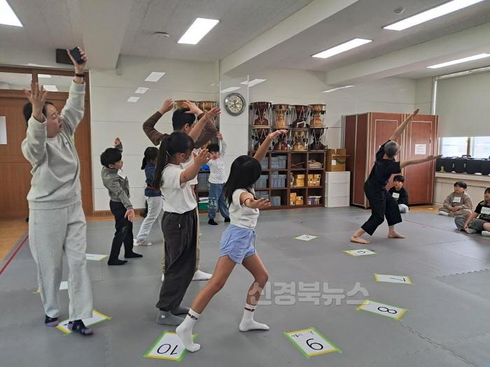[크기변환]영주-2-2 영주초, 안정초등학교 학생 대상 ‘몸으로 예술놀이’ 프로그램 진행모습.jpg